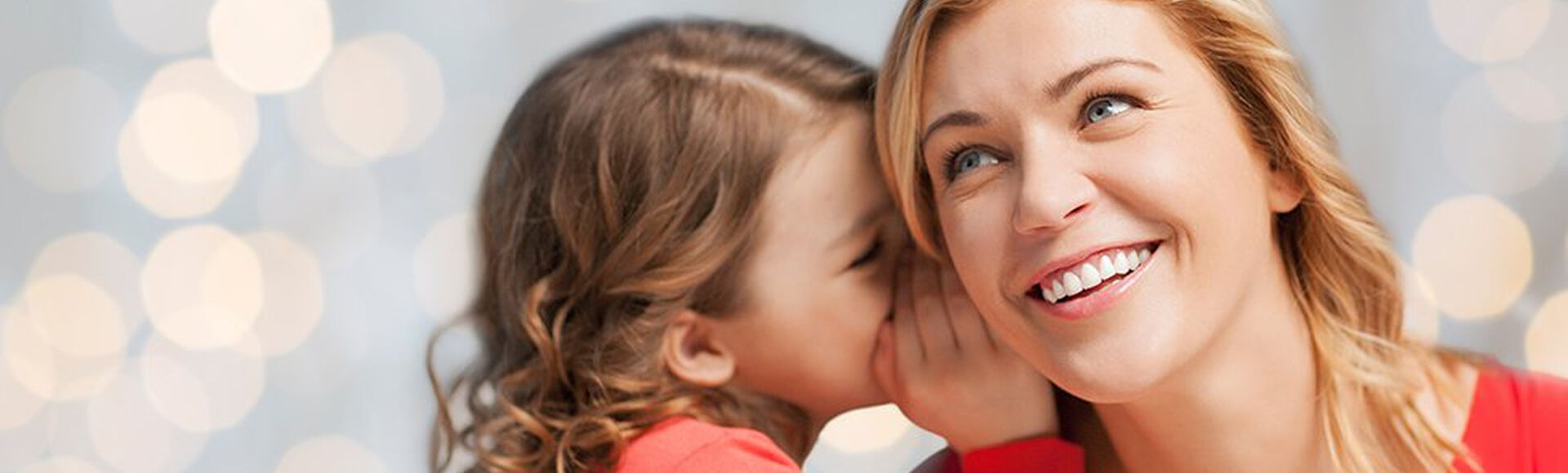 Niña le cuenta un secreto a su madre