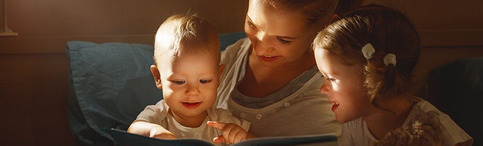 Madre le cuenta un cuento a sus hijos