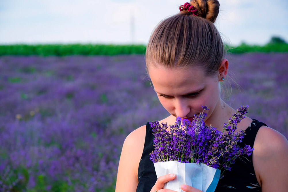 A person holding a flower

Description automatically generated